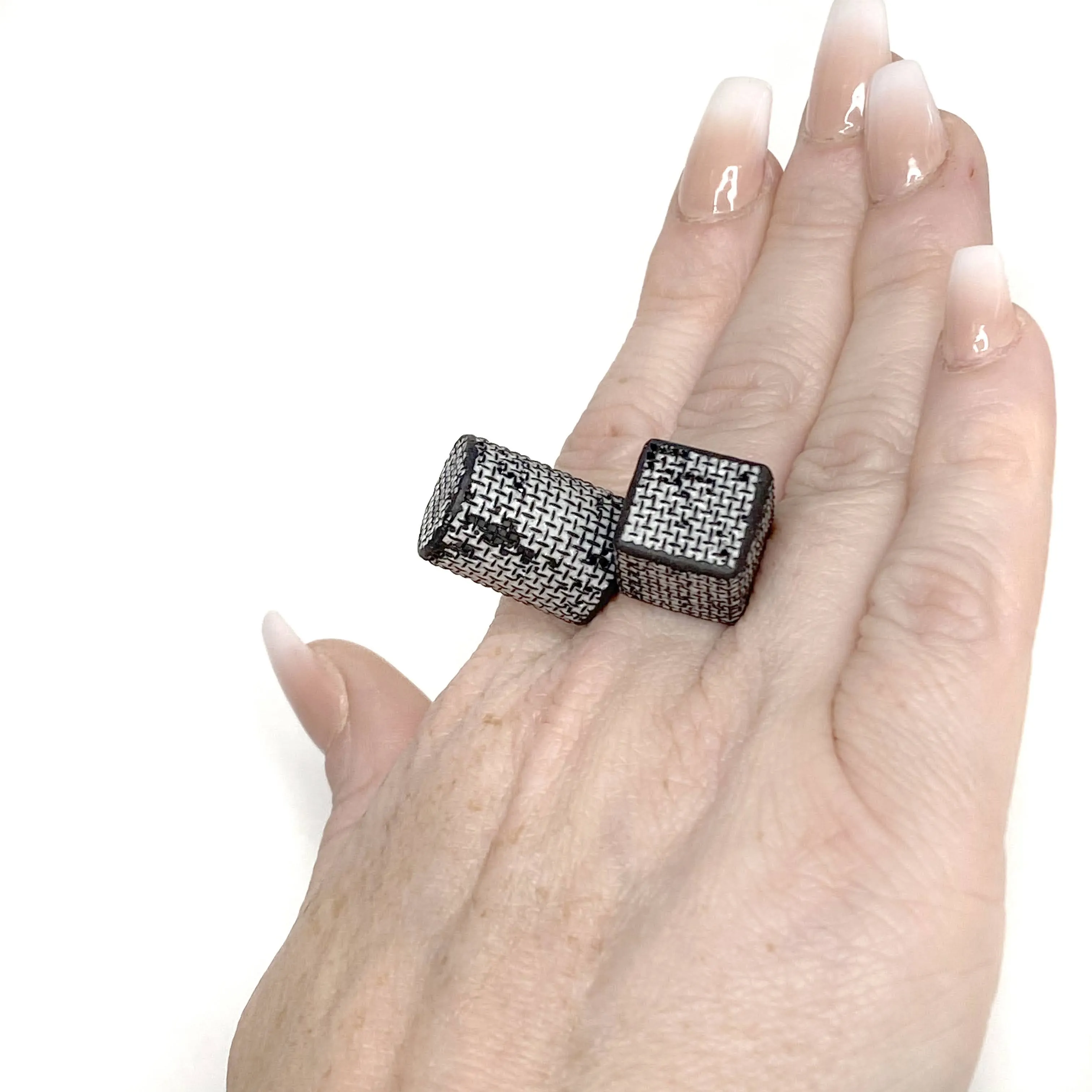 Mesh Cylinder and Cube Ring