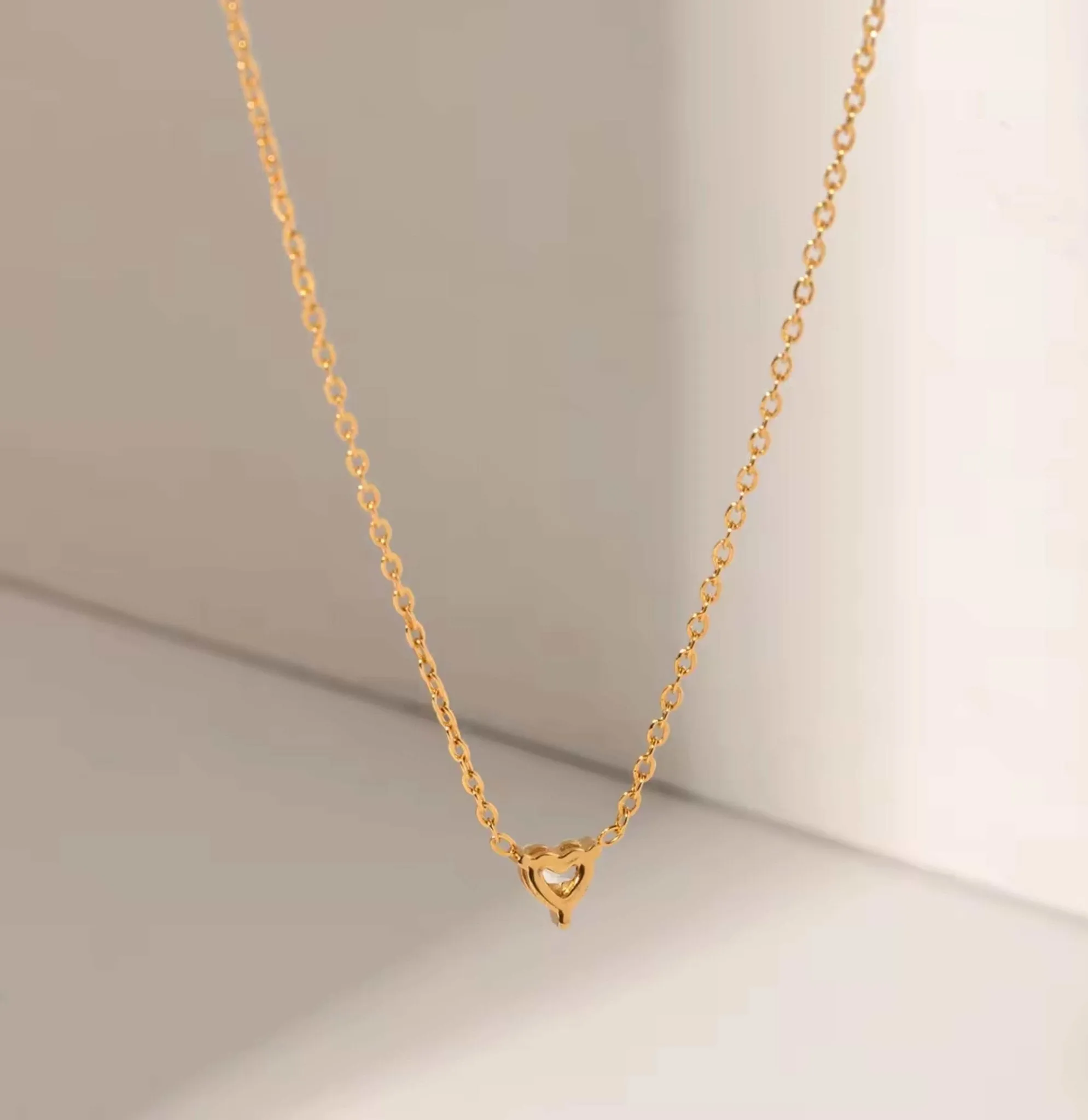 Minimal enamour heart necklace