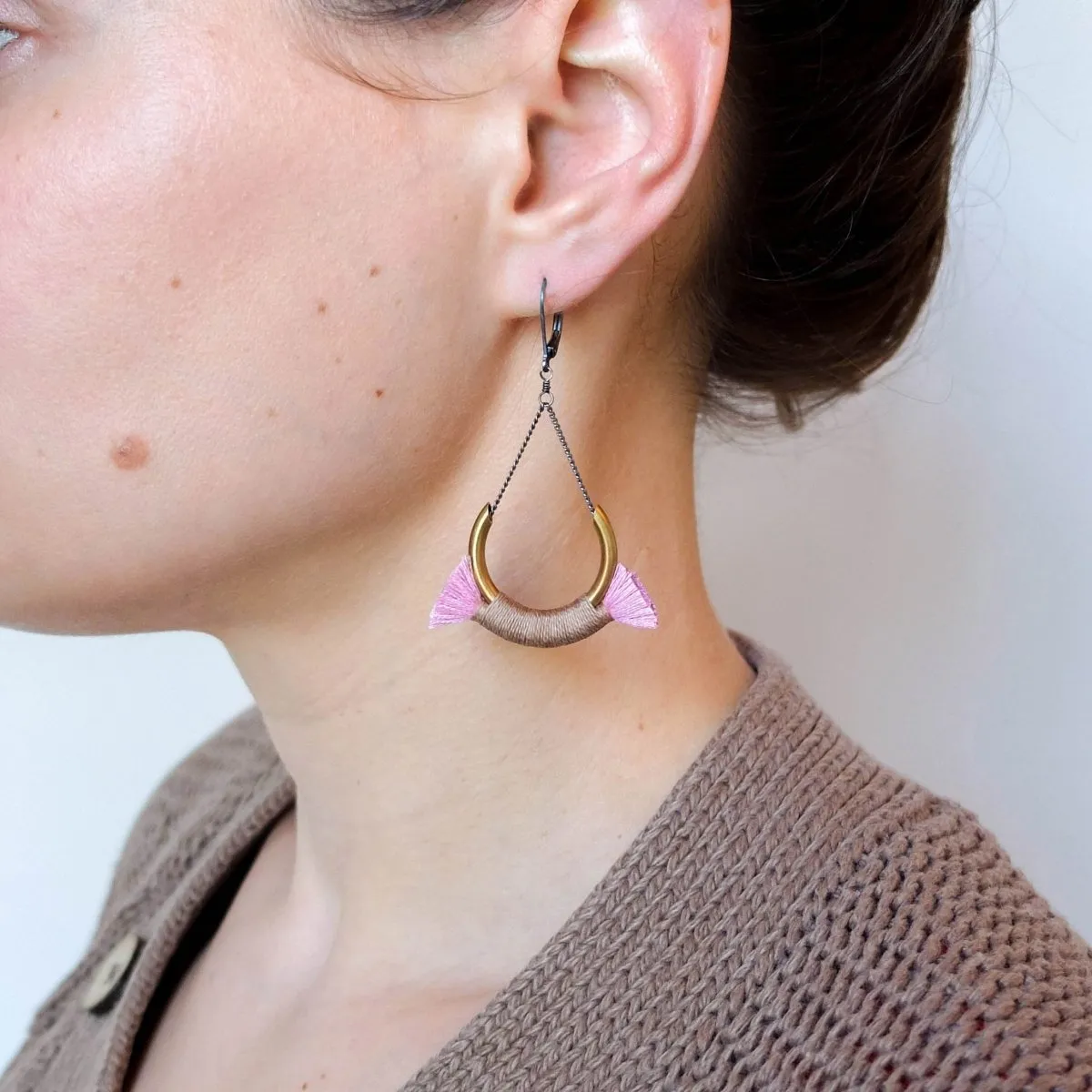 Small Crest Earrings - Blush